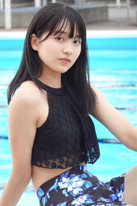 超可愛い女子中学生が海岸で脱ぎだす .